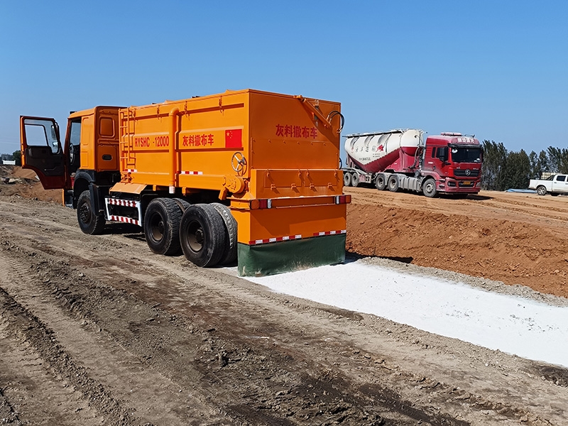 灰料撒布車施工現(xiàn)場