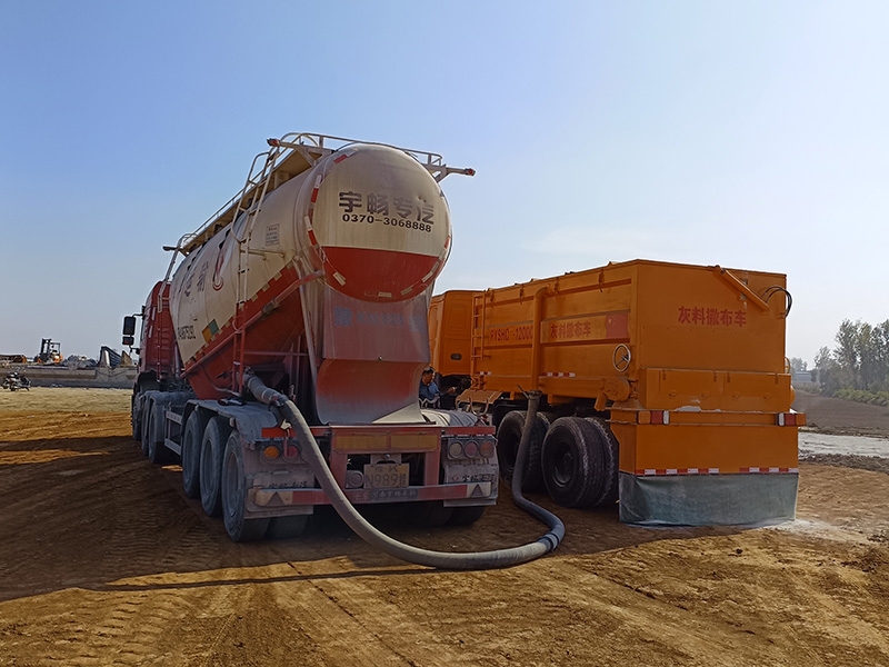 灰料撒布車施工現(xiàn)場