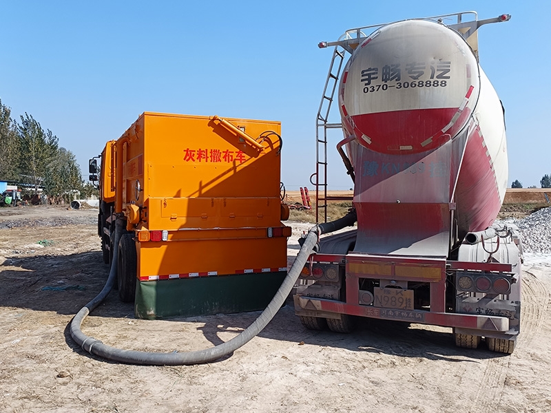 灰料撒布車施工現(xiàn)場(chǎng)