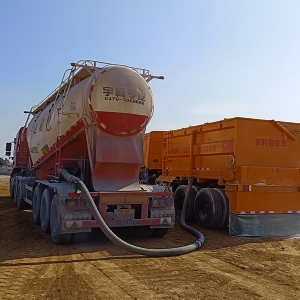 灰料撒布車施工現(xiàn)場(chǎng)