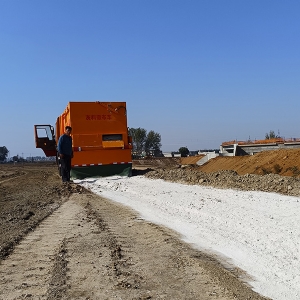 灰料撒布車施工現(xiàn)場